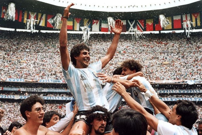Bên cạnh đó, Argentina đơn giản là không có một hàng thủ vững chắc để đi xa ở các giải tầm cỡ. Họ bị Uruguay loại ở Copa America 2011 và xa hơn nữa là trận thua đau 0-4 trước Đức ở World Cup 2010. Có một tài năng thiên bẩm như Messi là tốt, nhưng Argentina cũng cần một cầu thủ phòng ngự kiệt xuất nữa. Nên nhớ rằng trong 2 lần vô địch thế giới, La Albiceleste có trong tay Daniel Pasarella ở vị trí tiền vệ phòng ngự (1978) hoặc Jorge Burruchaga (ảnh) đá trung vệ (1986).